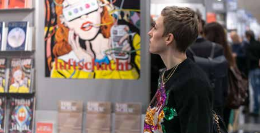 Frau auf Buch Wien Messe