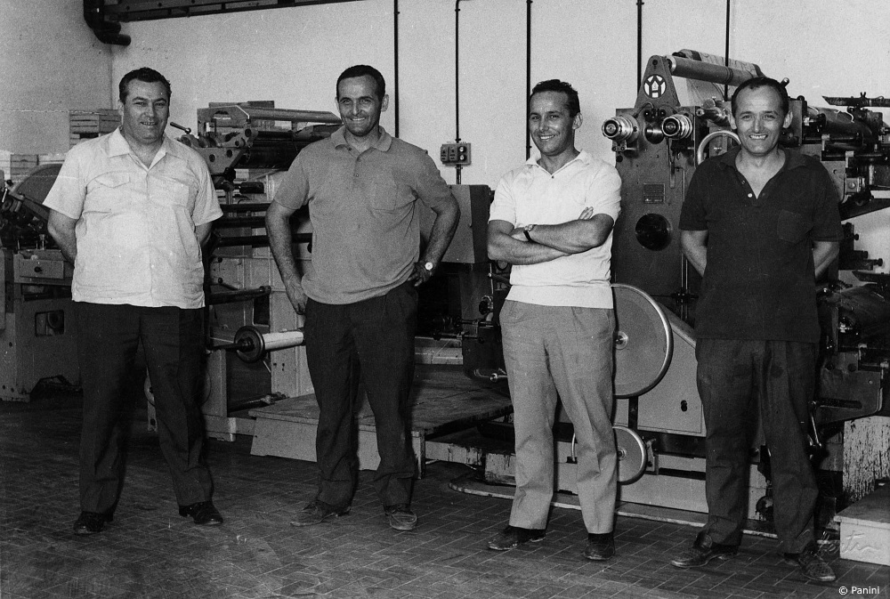 Die Panini-Brüder Giuseppe, Umberto, Franco Cosimo und Benito (v.l.,1966) vor einer Fifimatic.